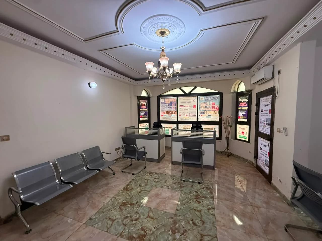 Salle d'accueil de l'agence Daffy Blondo à Yaoundé