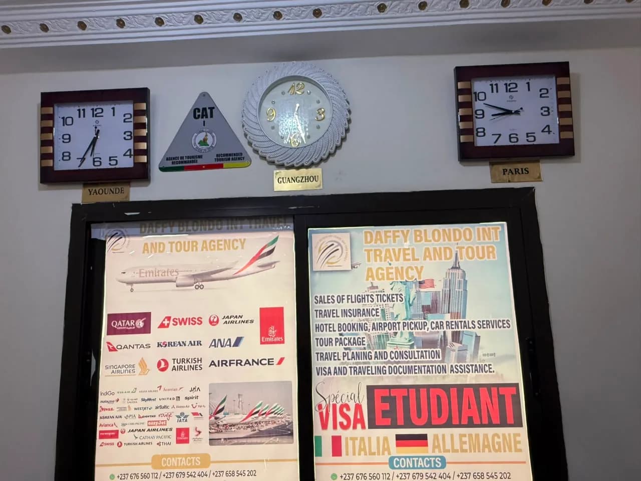 Horloges des fuseaux horaires Yaoundé, Guangzhou et Paris dans l'agence